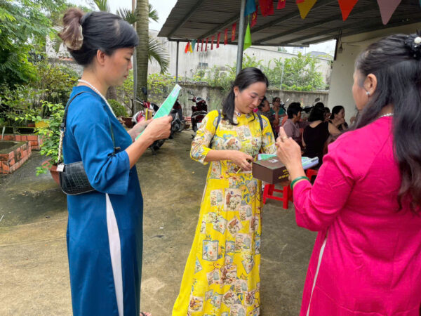 PHÓ TỔNG GIÁM ĐỐC TRẦN THỊ TUYỀN ĐANG CHIA SẺ CAO PHỔI CHO HỘI PHỤ NỮ