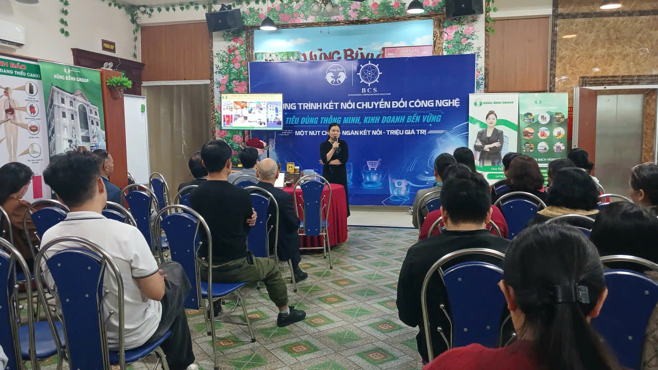 Chủ tịch Lê Thị Bình chia sẻ tại văn phòng Hòa Bình